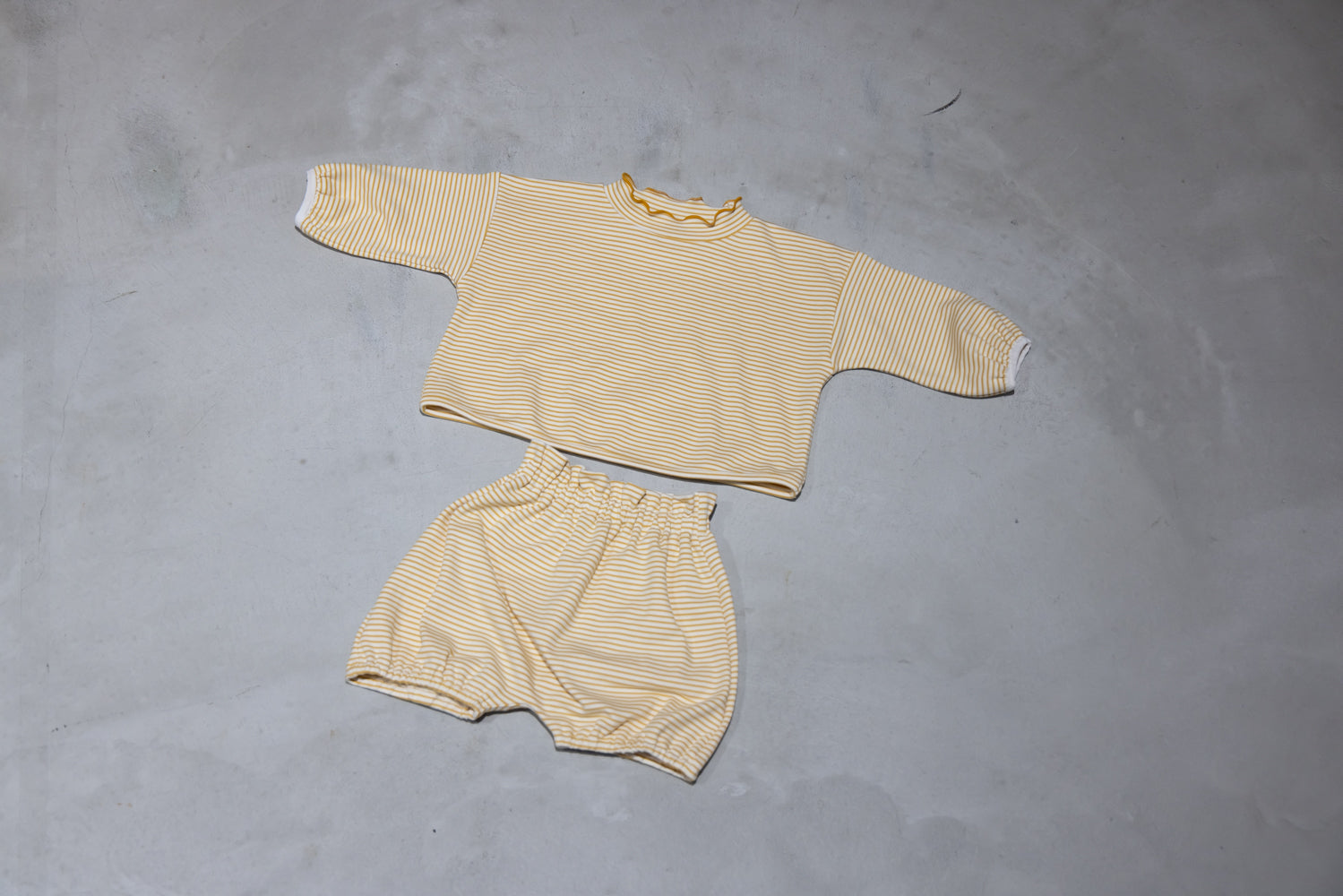 (予約商品)ストレッチボーダーモックネックTシャツ+パンツSET【110089】(Mustard)