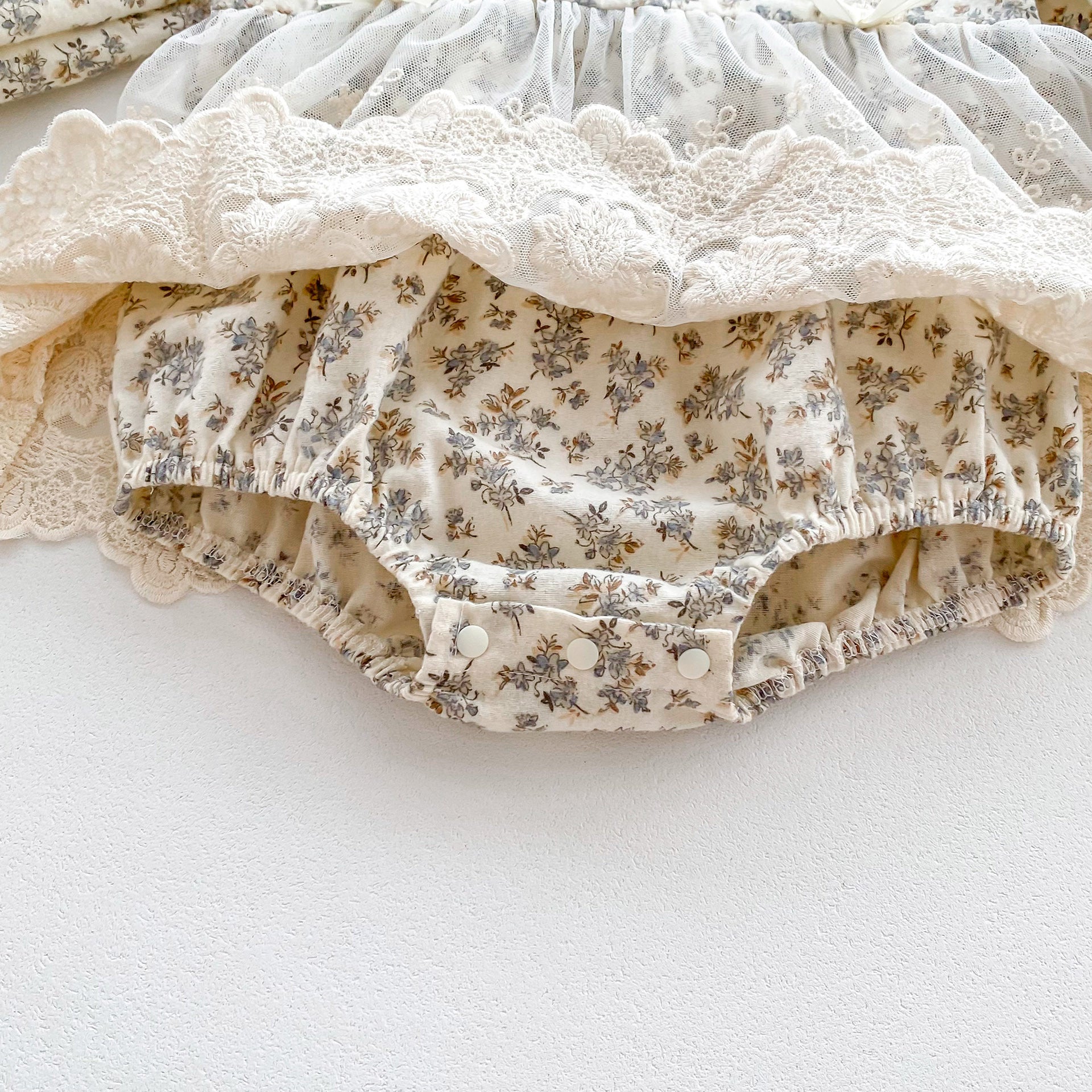 (予約商品)小花柄レースチュールロンパース(ボンネット付き/長袖)【N3359】