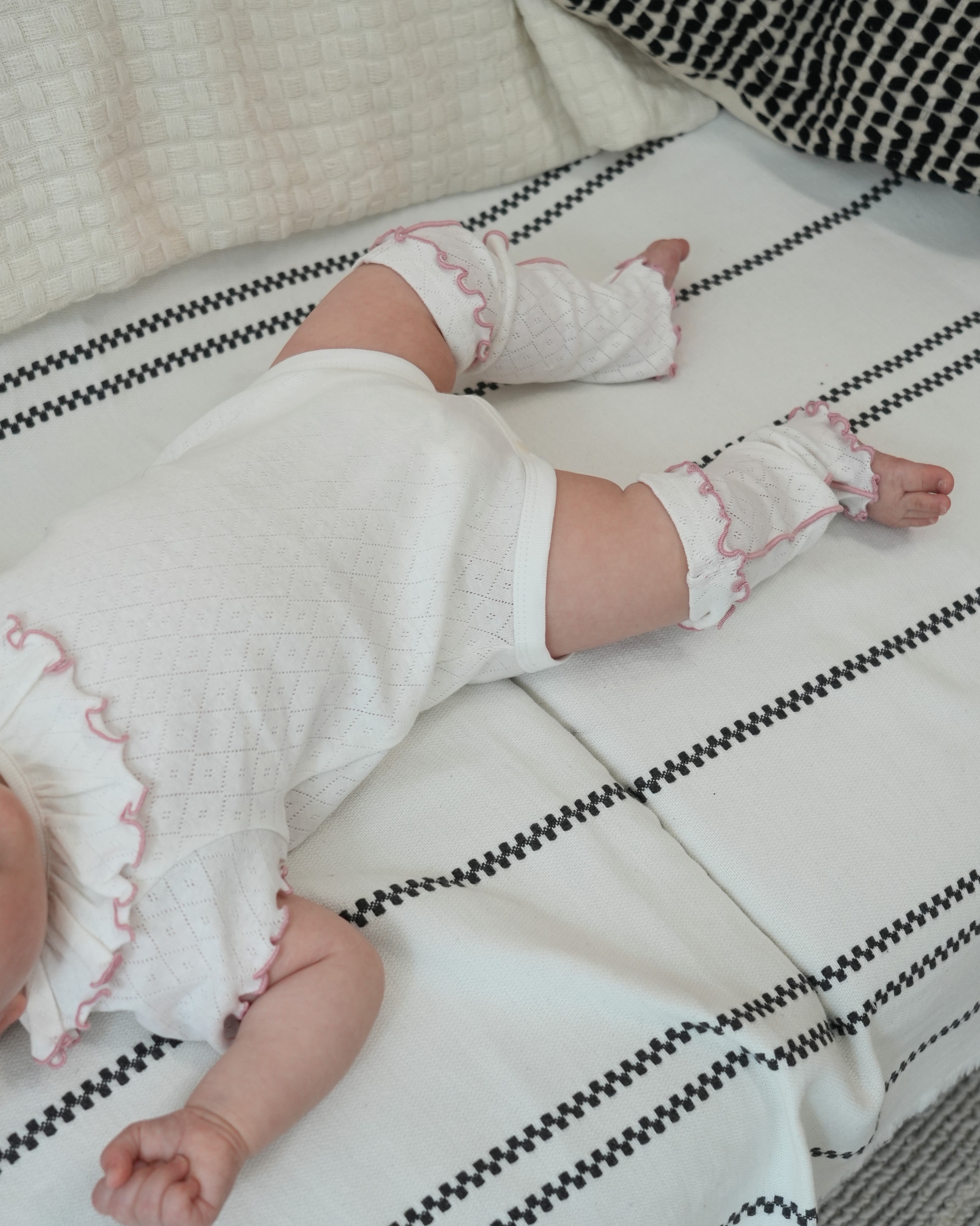 Eyelet Fraise Leg Warmers
【110216】 (Off White Pink)