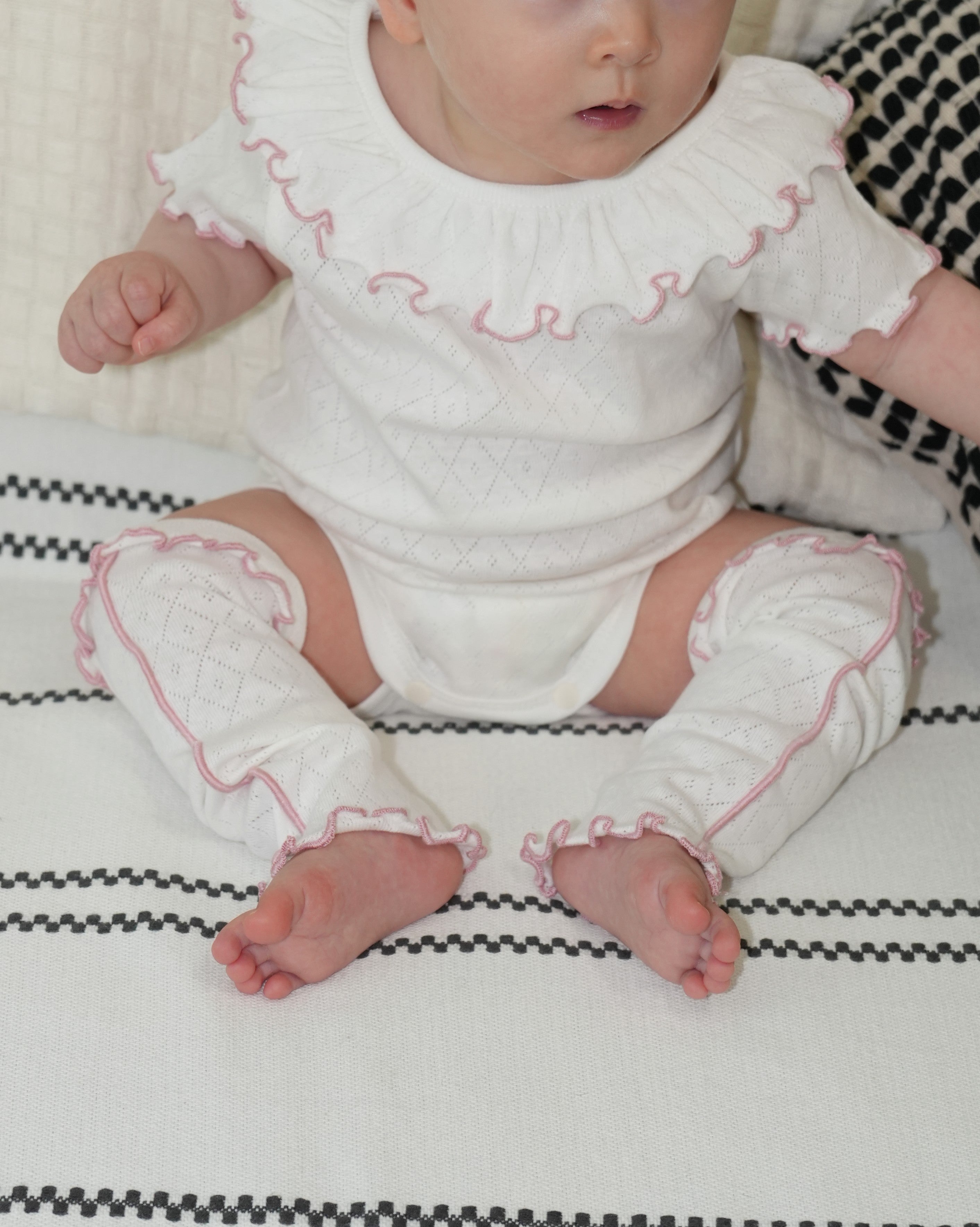 Eyelet Fraise Leg Warmers
【110216】 (Off White Pink)