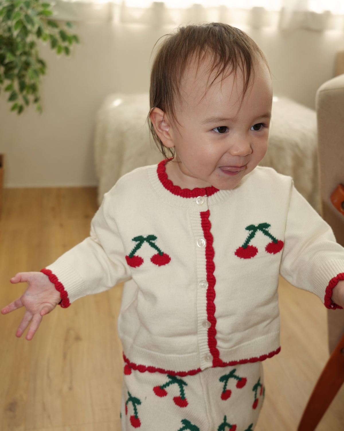 【110359】 (white) Cherry Knit Cardigan
