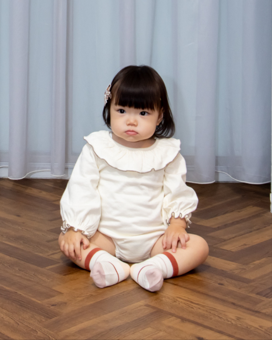 (予約商品)衿フリルロンパース【110082】（Ivory）