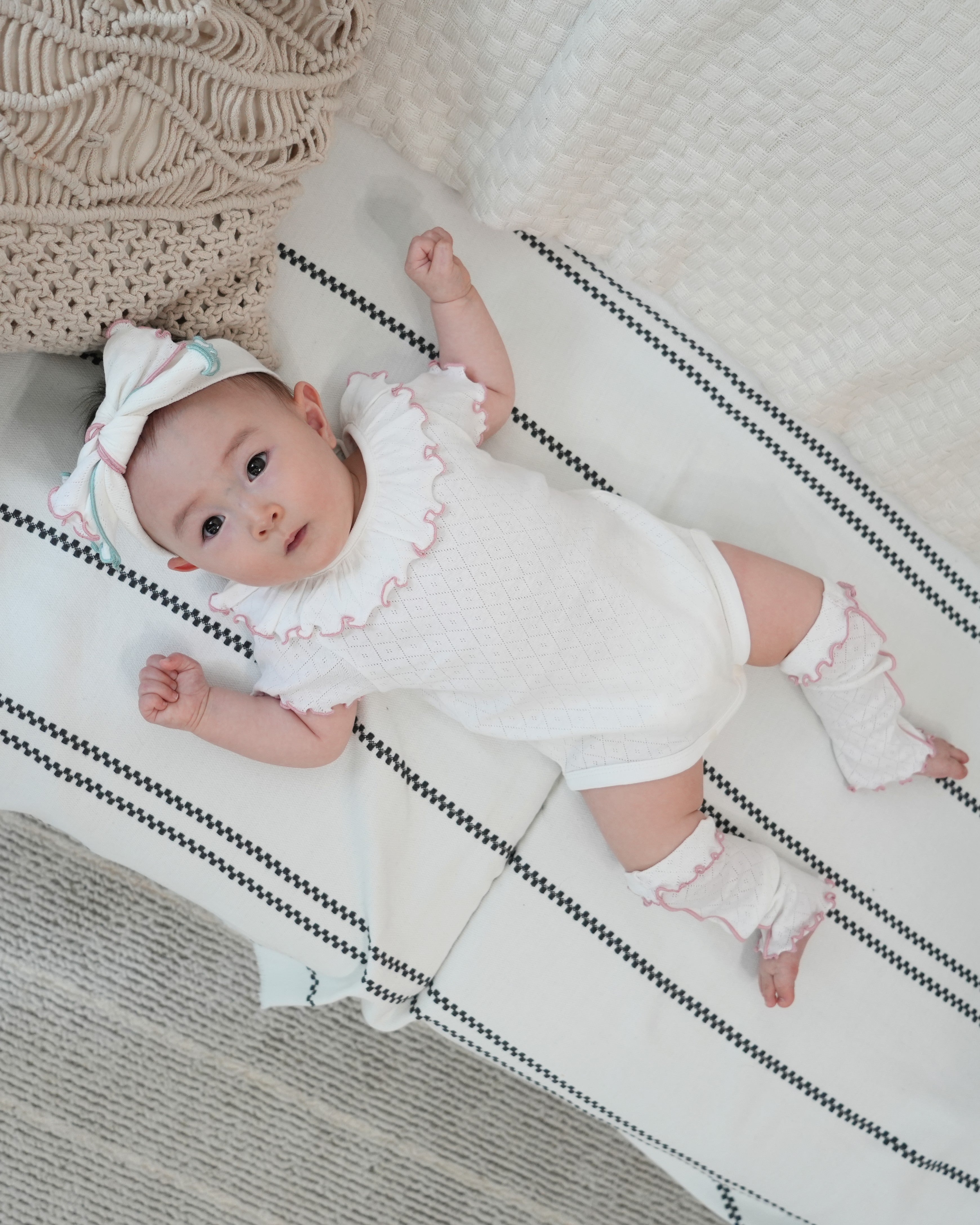 Eyelet Fraise Leg Warmers
【110216】 (Off White Pink)