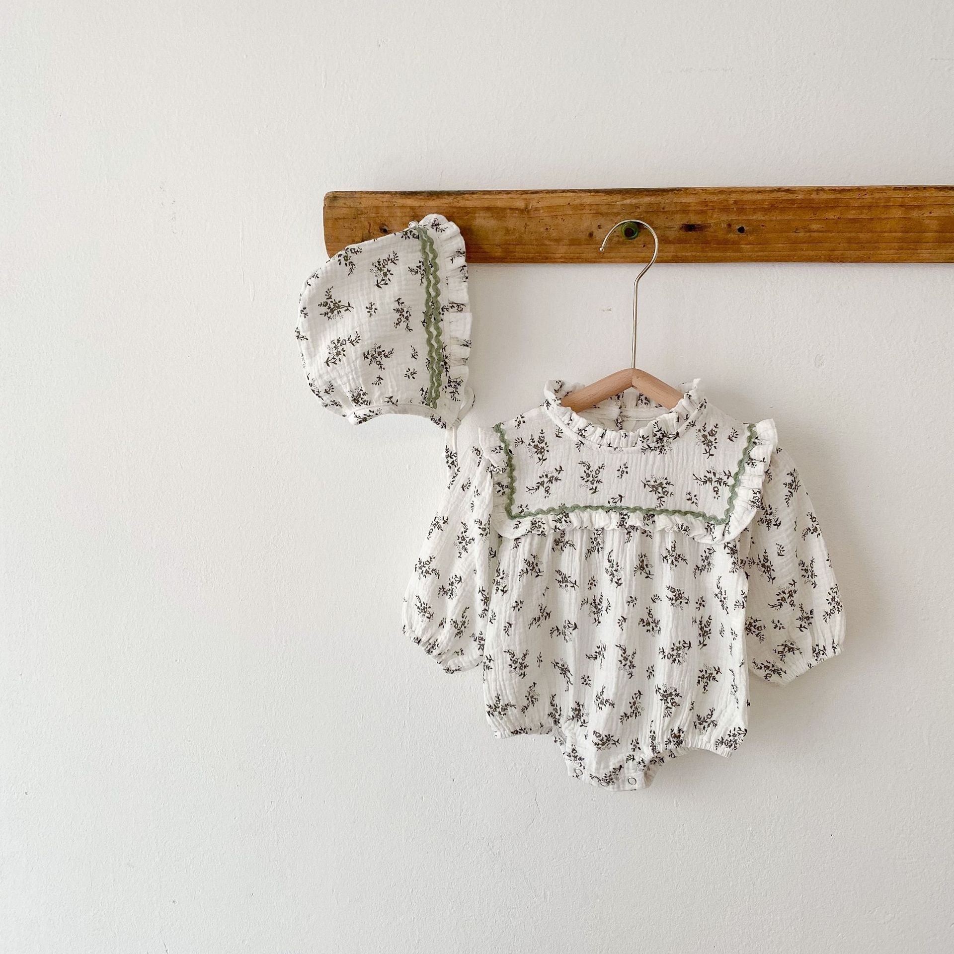 Green frill romper (with bonnet) [N2542]
